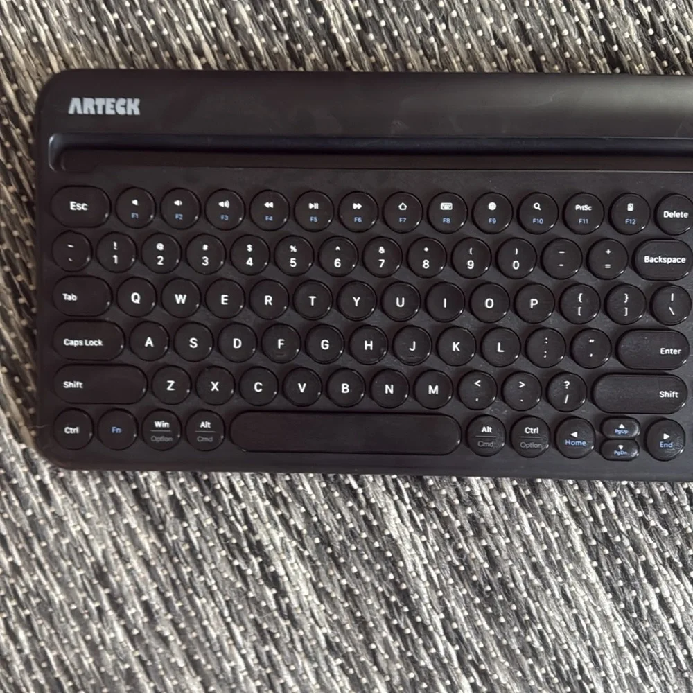 Arteck Wireless Bluetooth Keyboard with Blue Accents